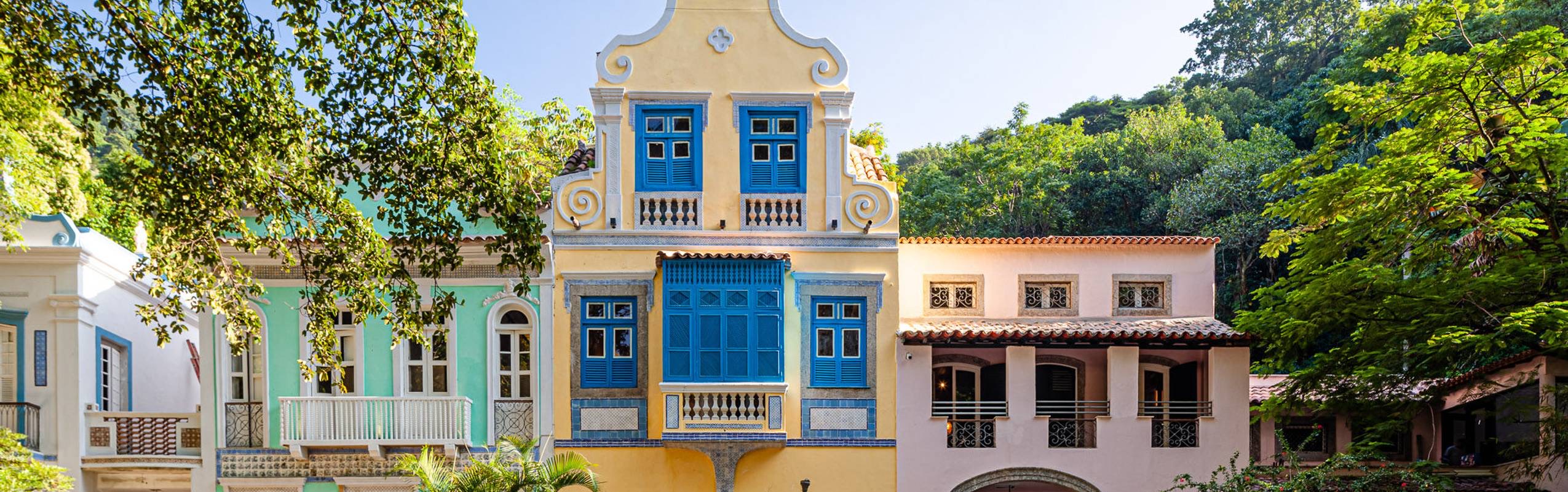 Casarões coloridos restaurados do JO&JOE Rio, no Largo do Boticário, Rio de Janeiro